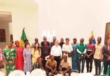 Embajada en Malí conmemora el 129.° Aniversario del Cine Nacional con la proyección de la película “Alí Primera”