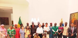 Embajada en Malí conmemora el 129.° Aniversario del Cine Nacional con la proyección de la película “Alí Primera”